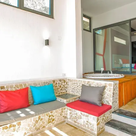 Seaview Luxury - Private Indoor Pool And Jakuzzi Apartment